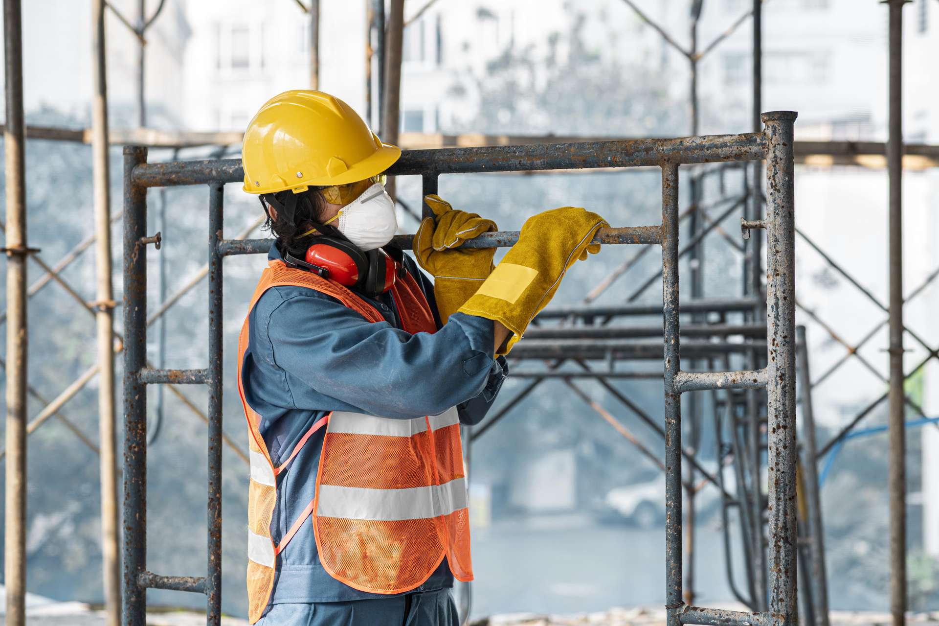 portrait-man-with-safety-equipment-side-view-carrying-ladder-web